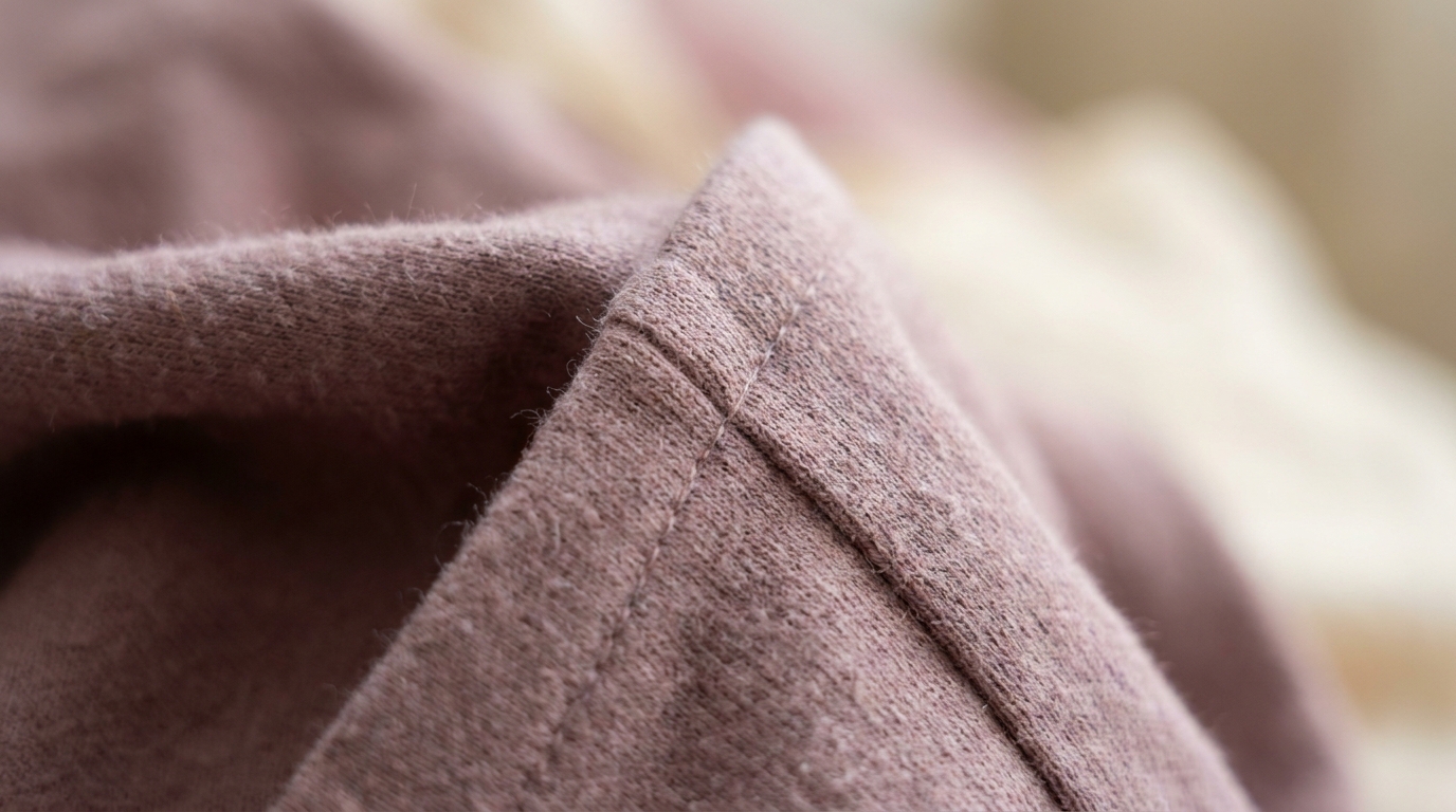 Detailed view of 8CURV's flat seamless construction on combed cotton fabric